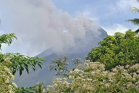 Núi lửa Mayon phun cột tro bụi cao 500-600m sáng 27/12. (Nguồn: rappler.com)