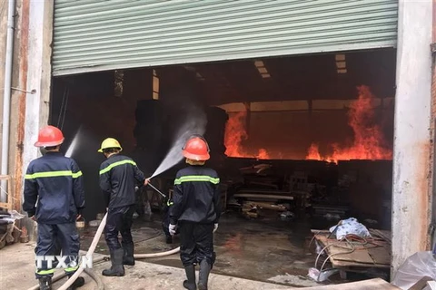 Lực lượng Cảnh sát phòng cháy chữa cháy tỉnh Bình Dương nỗ lực phun nước dập tắt đám cháy. (Ảnh: Huyền Trang/TTXVN)
