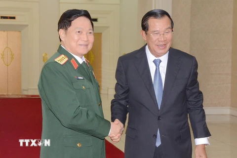 Thủ tướng Campuchia Samdech Hun Sen tiếp Bộ trưởng Bộ Quốc phòng Ngô Xuân Lịch. (Ảnh: Nhóm P/v TTXVN tại Campuchia)