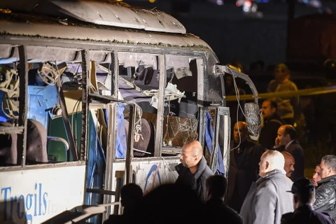 Lực lượng chức năng điều tra tại hiện trường vụ đánh bom xe khách ở quận Haram, tỉnh Giza, Ai Cập tối 28/12. (Nguồn: THX/TTXVN)