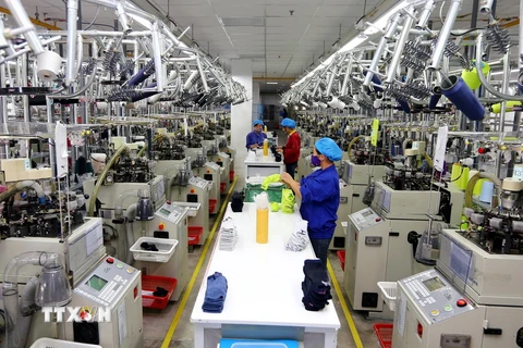Dây chuyền sản xuất tất tại Công ty Dệt Nhuộm Jasan Việt Nam, vốn đầu tư của Trung Quốc, tại khu công nghiệp VSIP (Hải Phòng). (Ảnh: Danh Lam/TTXVN)