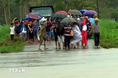 Mưa lũ tại huyện Đồng Xuân, xã Xuân Quang, Phú Yên, khiến các tuyến giao thông bị ngập, người dân không thể qua lại. (Ảnh: Xuân Triệu/TTXVN)