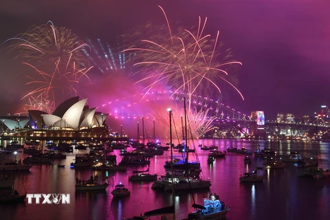 Màn pháo hoa gia đình truyền thống rực rỡ sắc màu được bắn khởi động trên cầu cảng Sydney và Nhà hát Opera của Australia. (Nguồn: AFP/TTXVN)