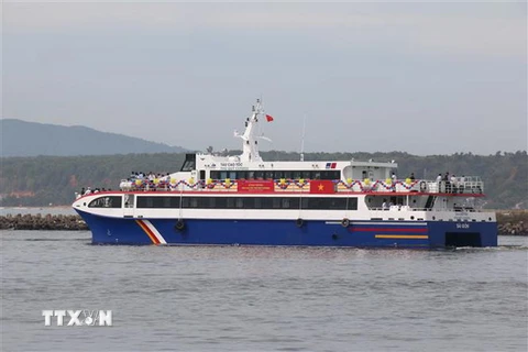 Tàu cao tốc Phú Quý Express hoạt động sẽ tạo điều kiện cho du lịch đảo Phú Quý phát triển mạnh. (Ảnh : Nguyễn Thanh/TTXVN)