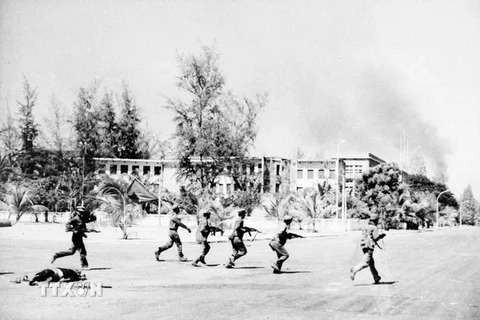Lực lượng quân đội cách mạng Campuchia tiến vào giải phóng Thủ đô Phnom Penh trưa 7/1/1979. (Ảnh: TTXVN)