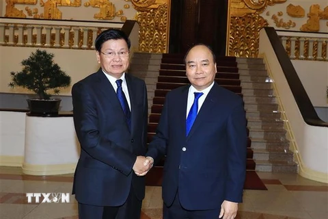 Thủ tướng Nguyễn Xuân Phúc tiếp Thủ tướng Lào Thongloun Sisoulith. (Ảnh: Thống Nhất/TTXVN)