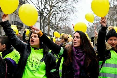 Hàng trăm phụ nữ Pháp tuần hành nhằm giành lại phong trào Áo vàng. (Nguồn: AFP)