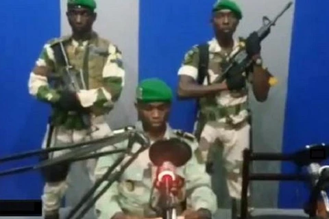 Binh lính Gabon chiếm giữ đài phát thanh quốc gia. (Nguồn: newtimes.co.rw)