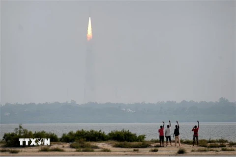 Tên lửa đẩy PSLV-C43 mang theo vệ tinh quan sát HysIS rời bệ phóng từ Trung tâm vũ trụ Satish Dhawan (SDSC), đảo Sriharikota, ngoài khơi vịnh Bengal, Ấn Độ ngày 29/11/2018. (Nguồn: AFP/TTXVN)