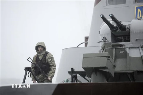 Tàu quân sự Dondass của Ukraine neo đậu tại cảng Mariupol trên Biển Azov. (Nguồn: AFP/TTXVN)