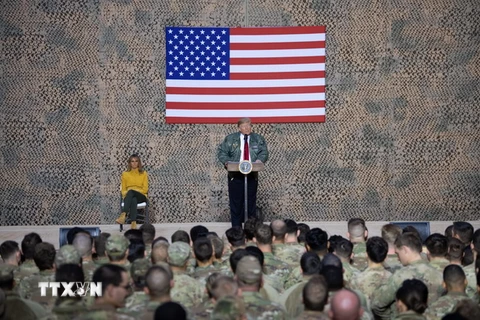 Tổng thống Donald Trump và phu nhân gặp gỡ các binh sỹ Mỹ trong chuyến thăm căn cứ không quân Ein al-Assad, Iraq ngày 26/12. (Nguồn: AFP/TTXVN)