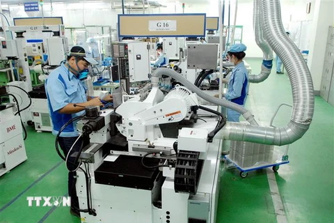 Dây chuyền sản xuất linh kiện cho các sản phẩm điện tử tại Công ty TNHH INOAC Viet Nam (vốn đầu tư của Nhật Bản) tại Khu công nghiệp Quang Minh (Hà Nội). (Ảnh: Danh Lam/TTXVN)