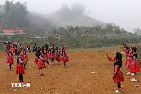 Trẻ em dân tộc Mông ở thị trấn Nông trường Mộc Châu, huyện Mộc Châu, tỉnh Sơn La, vui chơi trong ngày Tết. (Ảnh: Nguyễn Cường/TTXVN)