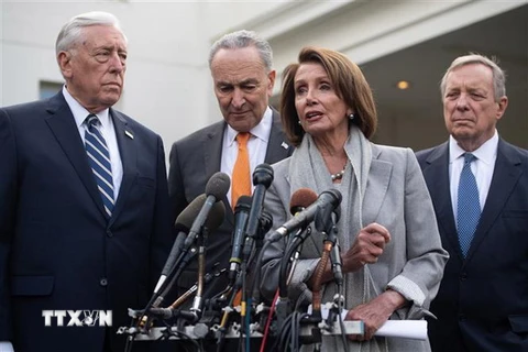Chủ tịch Hạ viện Mỹ Nancy Pelosi (thứ 2, phải) và các nghị sỹ đảng Dân chủ trong cuộc họp báo sau cuộc gặp lần thứ 3 không đạt kết quả với Tổng thống Mỹ Donald Trump. (Nguồn: AFP/TTXVN)