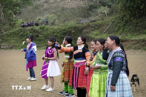 Các cô gái người Mông ở xã Hồng Ngài, huyện Bắc Yên tham gia trò chơi ném pa pao. (Ảnh: Hữu Quyết/TTXVN)