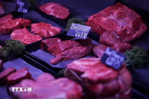 Thịt bò được bày bán tại chợ ở Đông Nam London, Anh. (Nguồn: AFP/TTXVN)