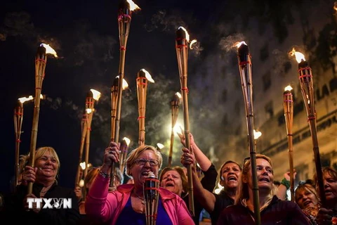 Biểu tình phản đối chính sách thắt lưng buộc bụng tại Buenos Aires, Argentina. (Nguồn: AFP/TTXVN)