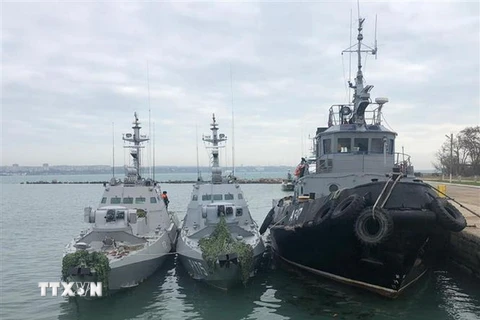 Ba tàu hải quân Ukraine bị lực lượng tuần duyên thuộc Cơ quan An ninh Liên bang Nga (FSB) bắt giữ do xâm phạm lãnh hải Nga ở Eo biển Kerch. (Nguồn: THX/TTXVN)