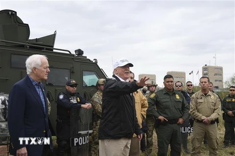 Tổng thống Mỹ Donald Trump trong cuộc gặp với các binh lính tuần tra tại khu vực biên giới Mỹ-Mexico. (Nguồn: AFP/TTXVN)