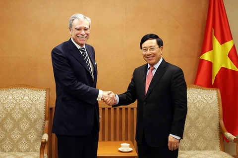 Phó Thủ tướng Phạm Bình Minh và ông Carlos Gutierrez, nguyên Bộ trưởng Thương mại Hoa Kỳ, Chủ tịch Tập đoàn Albright Stonebridge. (Nguồn: baochinhphu.vn)