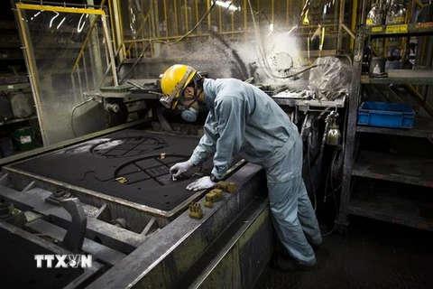Công nhân làm việc tại một nhà máy ở Otawara, tỉnh Tochigi, Nhật Bản. (Nguồn: AFP/TTXVN)