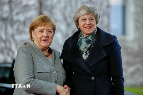 Thủ tướng Đức Angela Merkel (phải) và Thủ tướng Anh Theresa May trong cuộc gặp tại Berlin ngày 11/12. (Nguồn: AFP/TTXVN)