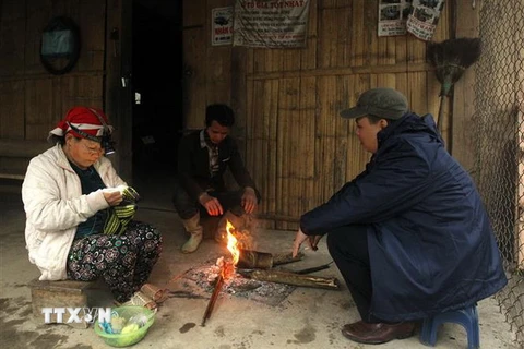 Người dân thị trấn Sa Pa đốt lửa sưởi ấm những ngày giá rét. (Ảnh: Quốc Khánh/TTXVN)