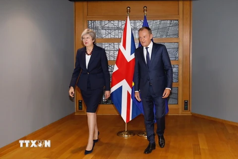 Chủ tịch Hội đồng châu Âu Donald Tusk (phải) và Thủ tướng Anh Theresa May. (Nguồn: THX/TTXVN)