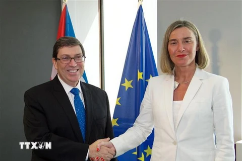Đại diện cấp cao của EU về chính sách an ninh và đối ngoại Federica Mogherini (phải) và Ngoại trưởng Cuba Bruno Rodriguez. (Nguồn: THX/TTXVN)
