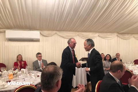 Chủ tịch Vietnam-UK network Warwick Morris và Thứ trưởng Bộ Công Thương Trần Quốc Khánh tại Thượng Viện Anh. (Ảnh: Trang Nguyễn/Vietnam+)