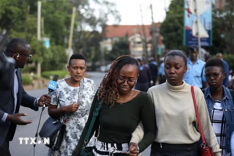 Người dân được sơ tán khỏi hiện trường vụ tấn công ở khu tổ hợp văn phòng-khách sạn ở thủ đô Nairobi, Kenya. (Nguồn: THX/TTXVN)