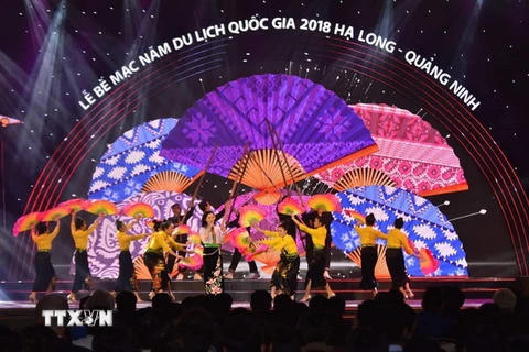 Một tiết mục tại Lễ Bế mạc Năm Du lịch quốc gia 2018 Hạ Long-Quảng Ninh. (Ảnh: TTXVN phát)