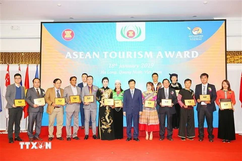 Bộ trưởng Văn hóa, Thể thao và Du lịch Việt Nam Nguyễn Ngọc Thiện chụp ảnh chung với các đại biểu dự Diễn đàn Du lịch ASEAN 2019. (Ảnh: Trung Nguyên/TTXVN)