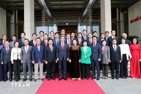 Chủ tịch Quốc hội Nguyễn Thị Kim Ngân chụp ảnh lưu niệm với các nghị sỹ Hàn Quốc. (Ảnh: Trọng Đức/TTXVN)