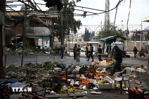 Hiện trường một vụ đánh bom xe tại khu chợ ở thành phố Afrin, Tây Bắc Syria. (Nguồn: AFP/TTXVN)