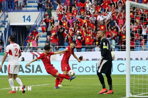 Pha ghi bàn của Công Phượng (thứ 2, trái) vào lưới tuyển Jordan, cân bằng tỷ số 1-1 cho tuyển Việt Nam. (Nguồn: AFP/TTXVN)