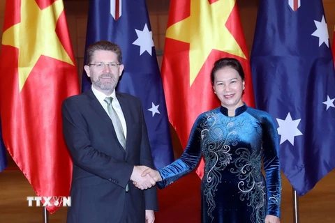 Chủ tịch Quốc hội Nguyễn Thị Kim Ngân đón Chủ tịch Thượng viện Australia Scott Ryan. (Ảnh: Trọng Đức/TTXVN)