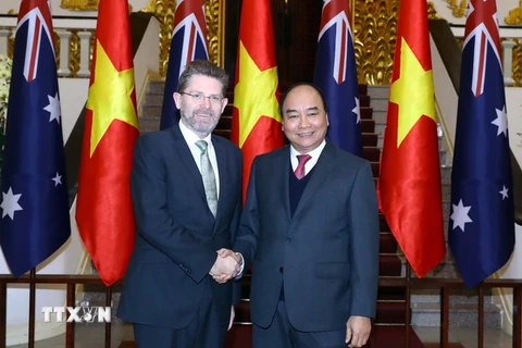 Thủ tướng Nguyễn Xuân Phúc tiếp Chủ tịch Thượng viện Australia Scott Ryan đang có chuyến thăm chính thức Việt Nam. (Ảnh: Thống Nhất/TTXVN)