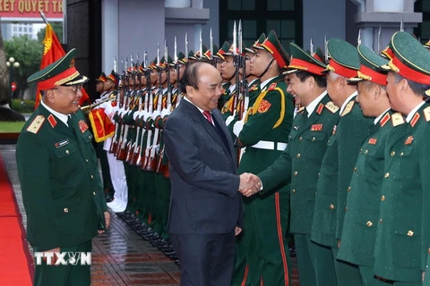 Thủ tướng Nguyễn Xuân Phúc với các tướng lĩnh, lãnh đạo Bộ Quốc phòng và Tổng cục 2. (Ảnh: Thống Nhất/TTXVN) 