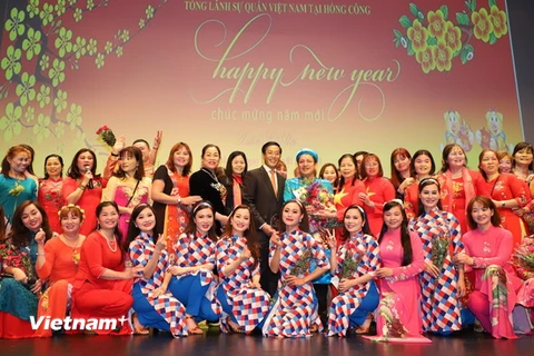 Tổng Lãnh sự Trần Thanh Huân và các nghệ sỹ Nhà hát tuổi trẻ chụp ảnh lưu niệm cùng đại diện bà con người Việt tại Macau. (Ảnh: Xuân Tuấn-Hoài Nam/Vietnam+)