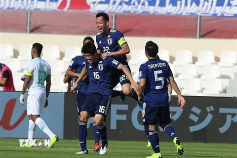 Các cầu thủ Nhật Bản ăn mừng bàn thắng trước đội tuyển Saudi Arabia. (Ảnh: Hoàng Linh/TTXVN)
