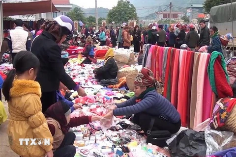 Chợ phiên Huổi Cuổi ở huyện Quỳnh Nhai, tỉnh Sơn La, ngày Tết. (Ảnh: TTXVN phát)