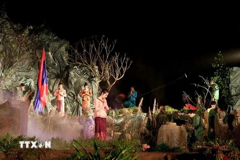 Hoạt cảnh tái hiện bộ đội Việt Nam trên đất bạn Lào. (Ảnh: Nguyễn Oanh/TTXVN)