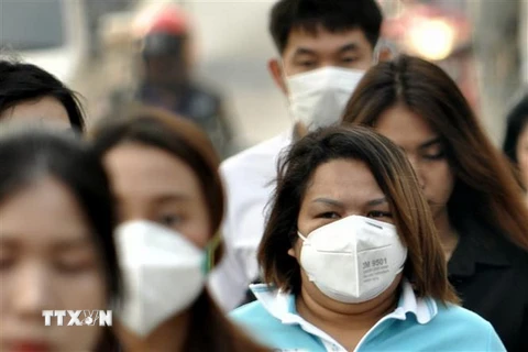 Người dân đeo khẩu trang để tránh tác hại của ô nhiễm không khí tại Bangkok, Thái Lan. (Nguồn: THX/TTXVN)