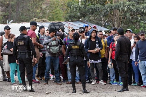 Cảnh sát ngăn chặn người di cư tại khu vực Agua Caliente ở biên giới Honduras-Guatemala. (Nguồn: AFP/TTXVN)
