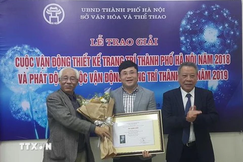 Trao giải cho tác giả có tác phẩm đoạt giải Nhất. (Ảnh: Đinh Thuận/TTXVN)