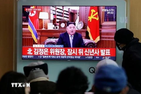 Người dân theo dõi bài phát biểu nhân dịp Năm mới 2019 của Nhà lãnh đạo Triều Tiên Kim Jong-un được phát qua truyền hình, tại nhà ga Seoul, Hàn Quốc. (Nguồn: AP/TTXVN)