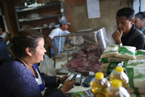 Thanh toán bằng thẻ tín dụng tại một cửa hàng ở Caracas. (Nguồn: Reuters)