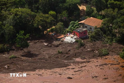 Bùn đất từ hồ chứa tràn xuống, phá hủy một ngôi nhà ở khu vực dân cư thị trấn Vila Ferteco, bang Minas Gerais, Brazil sau khi vỡ đập. (Nguồn: THX/TTXVN)