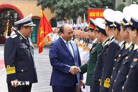 Thủ tướng Nguyễn Xuân Phúc với các tướng lĩnh, sỹ quan chỉ huy Bộ Tư lệnh Quân chủng Hải quân. (Ảnh: Thống Nhất/TTXVN)